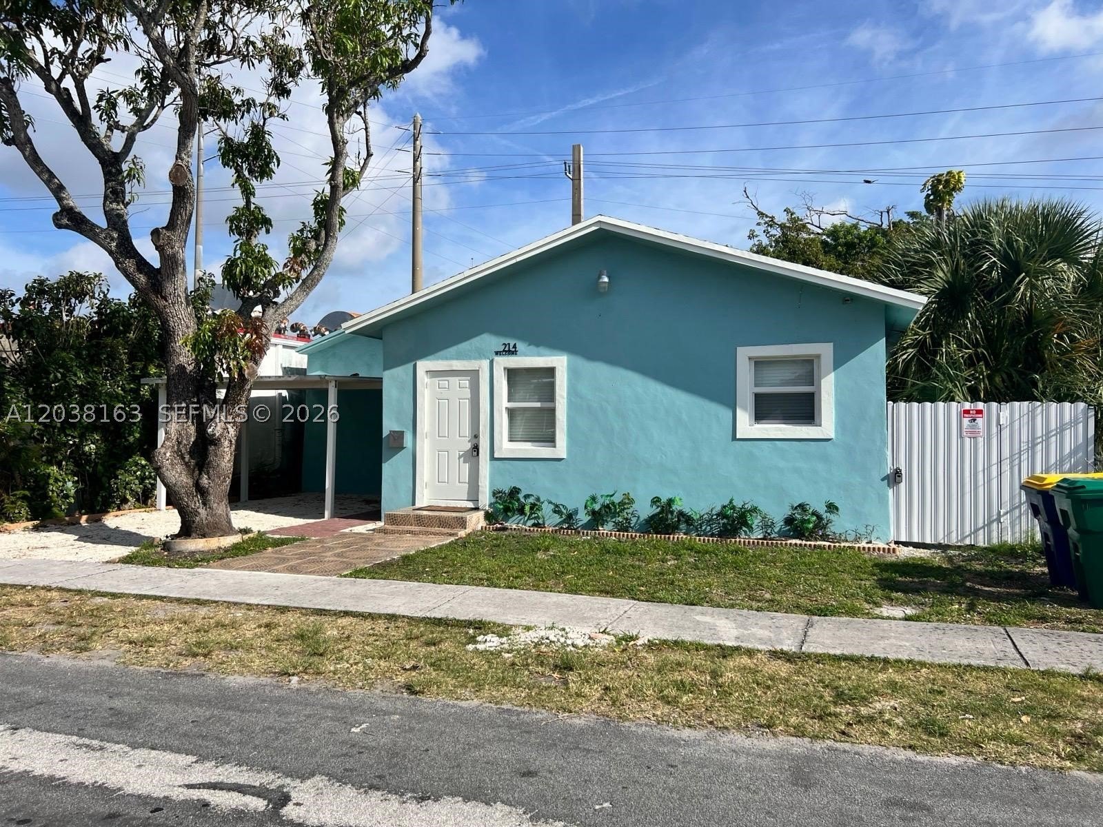 Single Family 3BR 3BA - 214 SW 2nd Ter, Dania Beach, FL