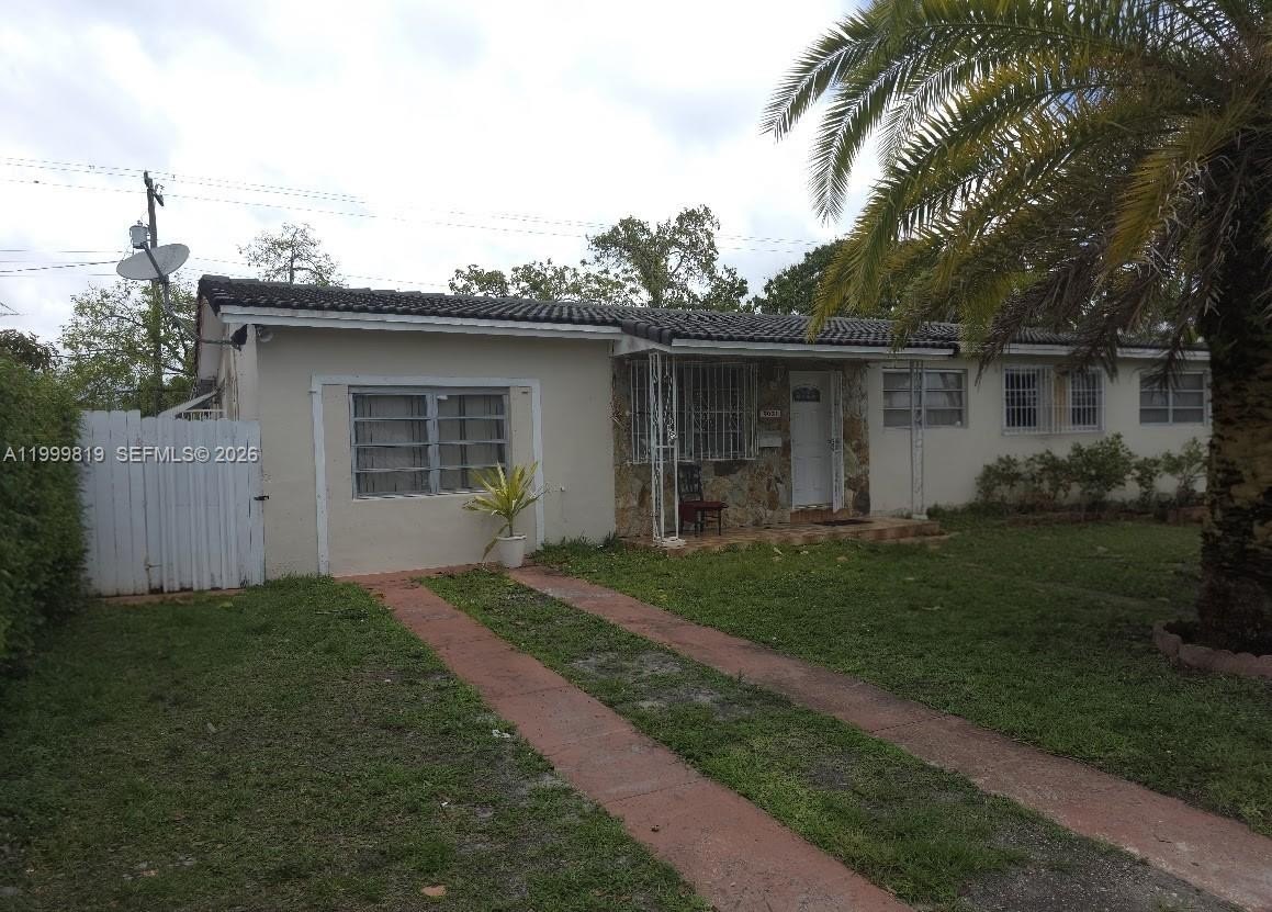 Single Family 6BR 4BA - 9021 SW 30th Ter, Miami, FL