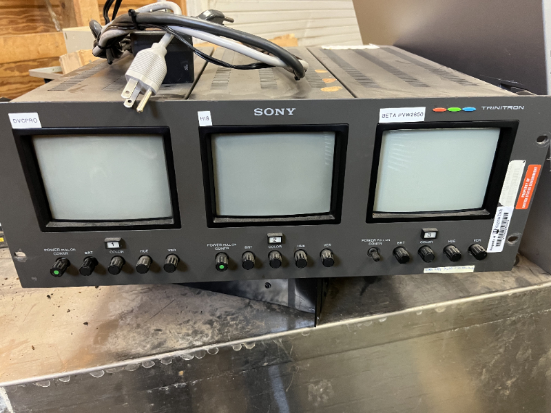 (1) Sony Trinitron Color Video Monitor