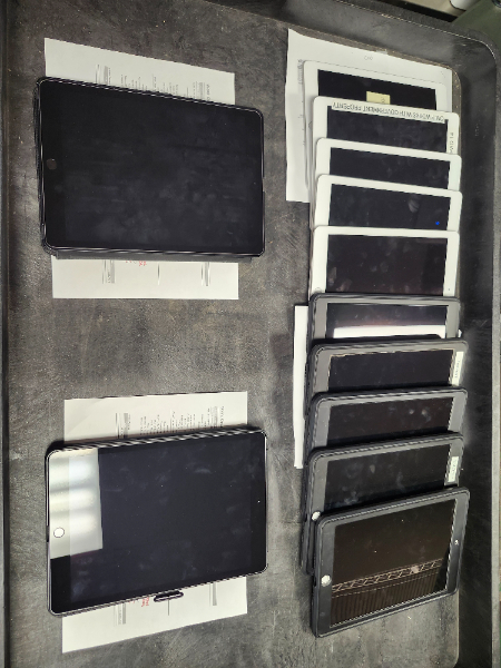 12 Apple iPads