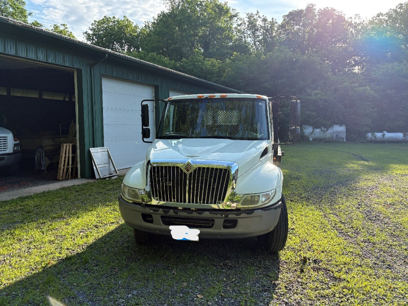 2007 International stake bed