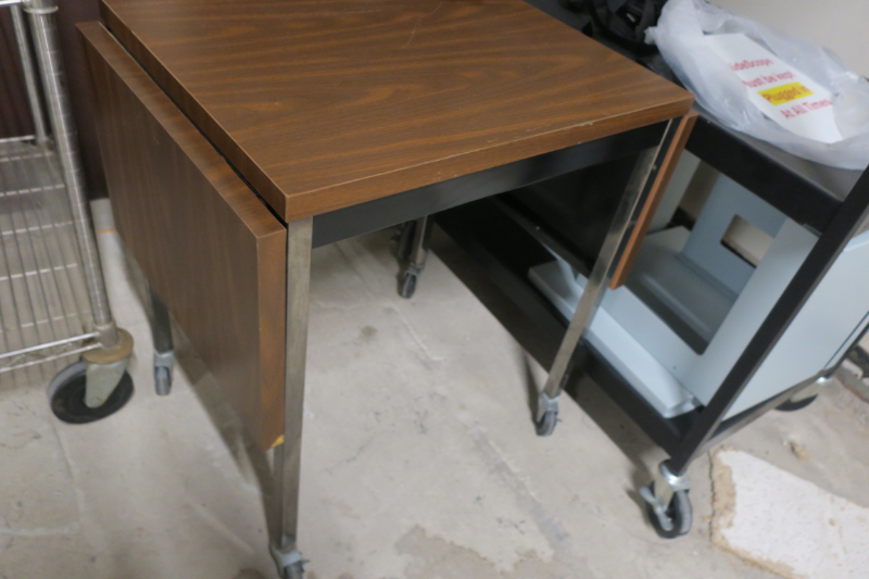 Convertible shelving unit