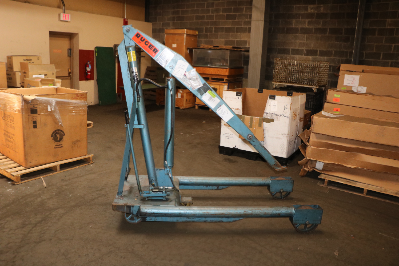 Portable floor crane