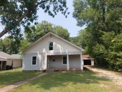 Single Family 2BR 2BA - 407 E HICKORY ST, Nevada, MO