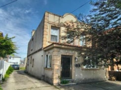 Single Family 2BR 3BA - 61 25 165TH ST, Flushing, NY