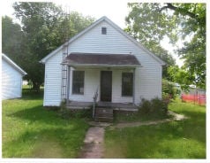 Single Family 3BR 1BA - 313 N 1ST ST, Witt, IL