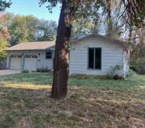 Single Family 3BR 1BA - 512 SW 11th St., Newton, KS