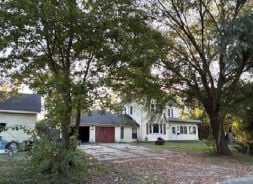 Single Family 3BR 1BA - 702 N SYCAMORE ST, Flora, IL