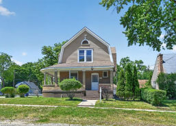 Single Family 4BR 2BA - 558 N CRYSTAL ST, Elgin, IL