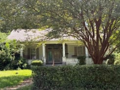 Single Family 4BR 2BA - 716 FRANKLIN ST, Grenada, MS