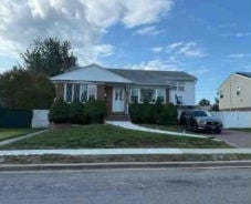 Single Family 4BR 3BA - 101 HILLARY LN, Westbury, NY